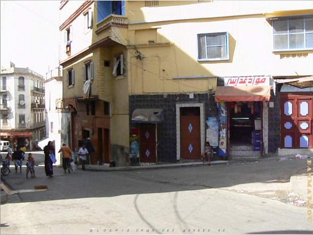 Rue Reaumur et rue de Lariol 01.jpg